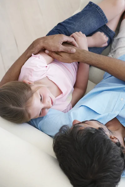 Padre con figlia su divano — Foto Stock