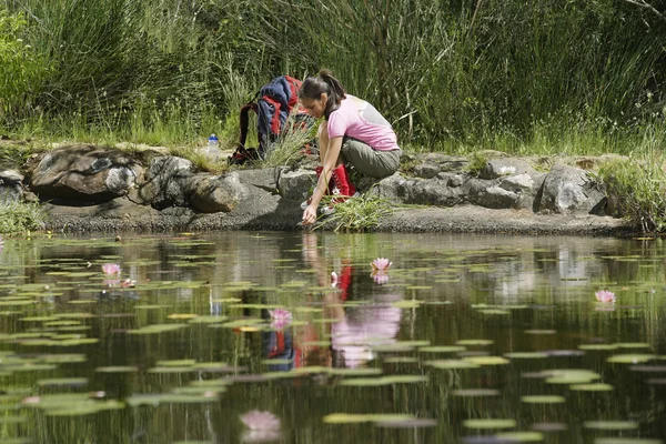 Young Female By Lake — Stock Photo, Image