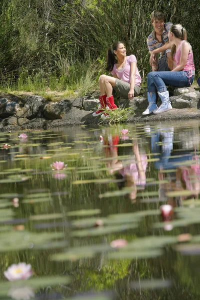 Tonåringar avkopplande nära lake — Stockfoto