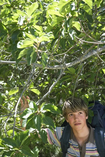 Menino adolescente com mochila — Fotografia de Stock