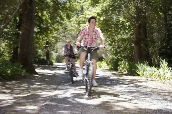 Мальчики-подростки катаются на велосипеде в лесу — стоковое фото
