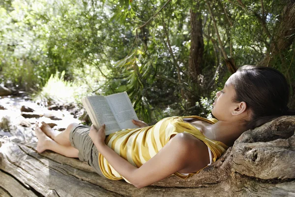 Adolescente chica leyendo libroEn el bosque —  Fotos de Stock