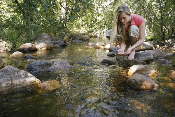 Vrouw aan het bos stream — Stockfoto