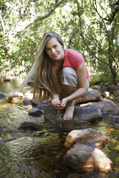 Vacker ung flicka på forest stream — Stockfoto