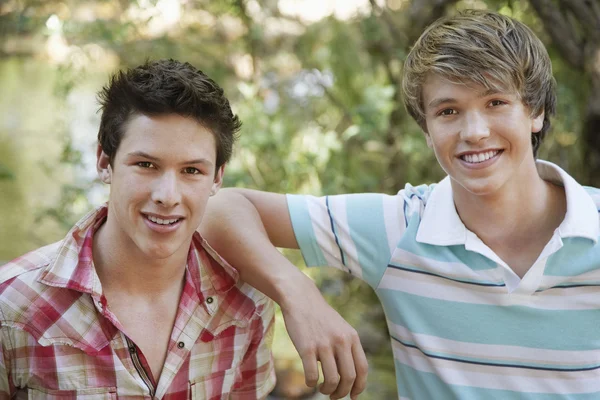 Joven macho amigos sonriendo —  Fotos de Stock