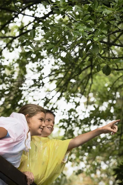 Happy vrienden op een excursie — Stockfoto