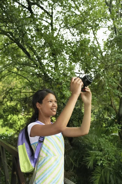 Feliz adolescente menina fotografar a natureza — Fotografia de Stock