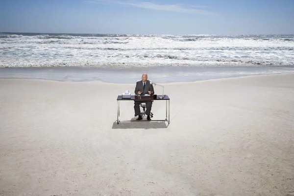 Zakenman werken op strand — Stockfoto