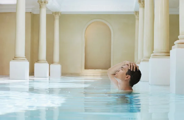 Relaxado homem na piscina — Fotografia de Stock