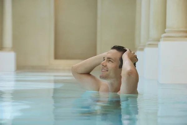 Homem feliz na piscina — Fotografia de Stock