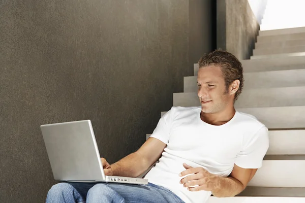 Man Using Laptop — Stock Photo, Image