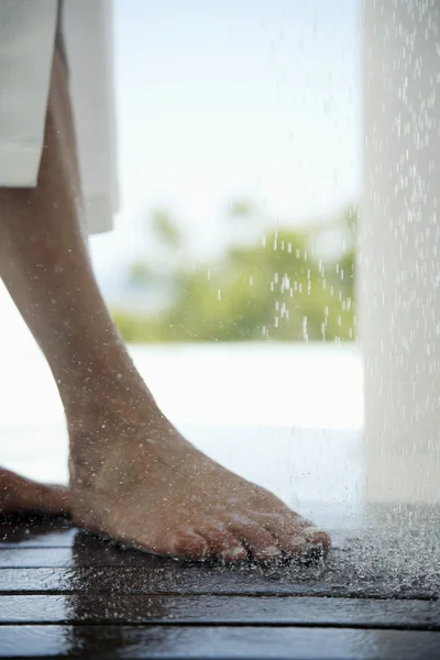 Pies femeninos bajo la ducha — Foto de Stock