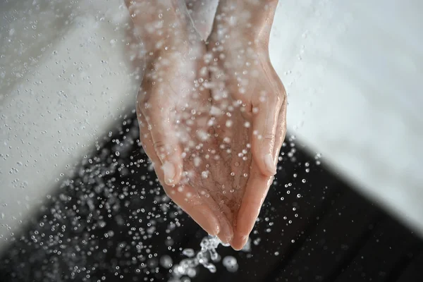 カップ状の手に落ちる水の滴 — ストック写真