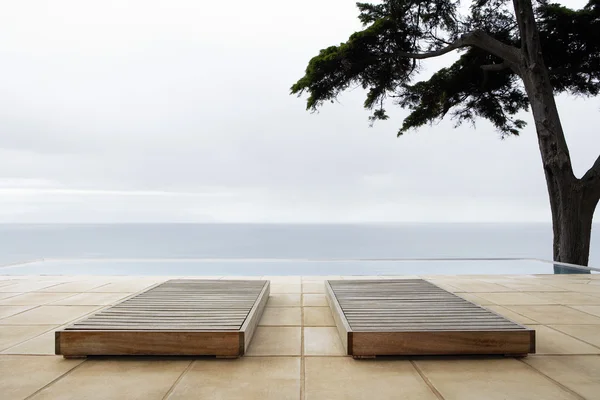 Sun Beds By Infinity Pool — Stock Photo, Image