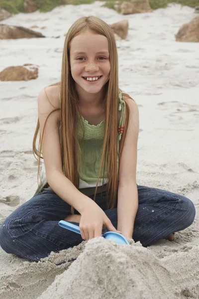 Fata se joacă pe plajă — Fotografie, imagine de stoc
