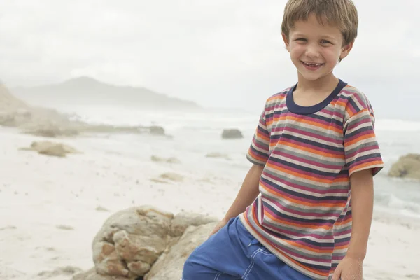 Pojken ler på stranden — Stockfoto