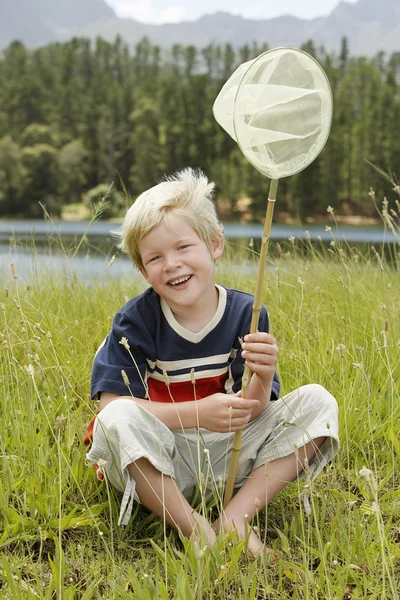 Junge mit Schmetterlingsnetz — Stockfoto