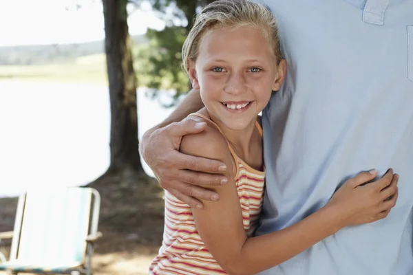 Ragazza abbracciare papà — Foto Stock