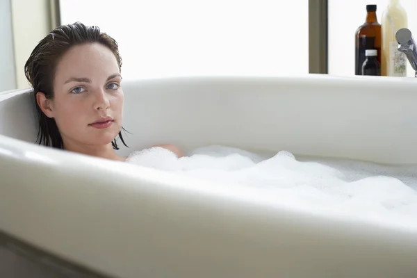 Mujer relajante en baño de burbujas — Foto de Stock