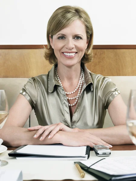 Affärskvinna leende i restaurang — Stockfoto