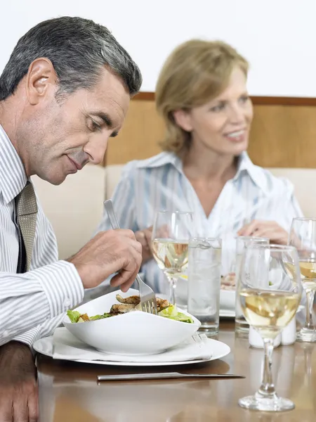 Geschäftsleute essen im Restaurant — Stockfoto
