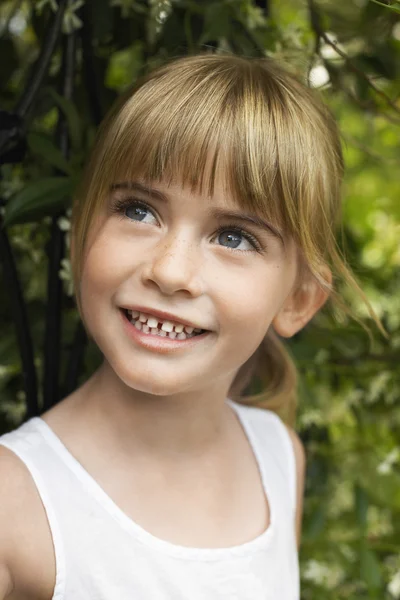 Roztomilá dívka úsměv — Stock fotografie