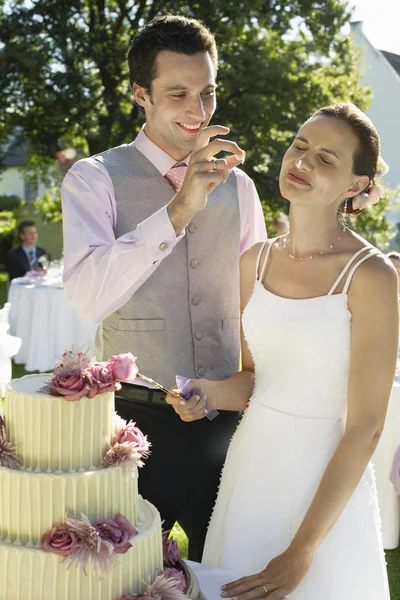 Pareja corte pastel de boda —  Fotos de Stock