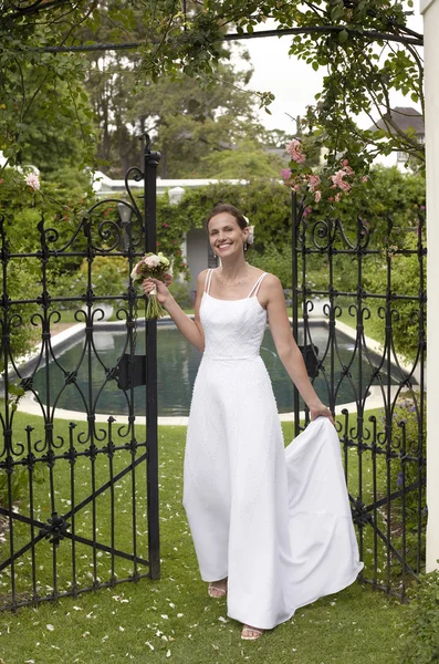 Nevěsta stojí u vstupní brány — Stock fotografie