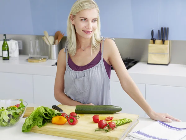 Donna in piedi al bancone della cucina — Foto Stock