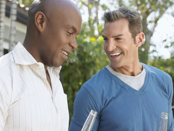 Amigos masculinos teniendo conversación — Foto de Stock