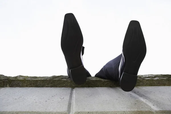 Feet Dangling Over Wall — Stock Photo, Image