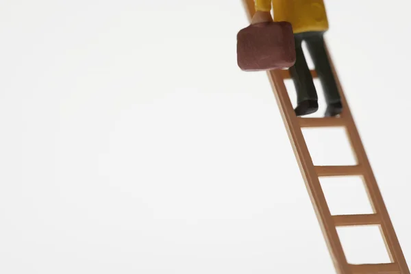 Zakenman beeldje klimmen ladder — Stockfoto