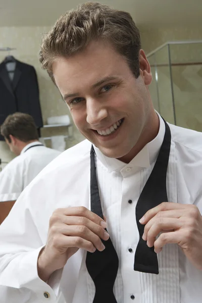 Novio preparándose para su boda — Foto de Stock