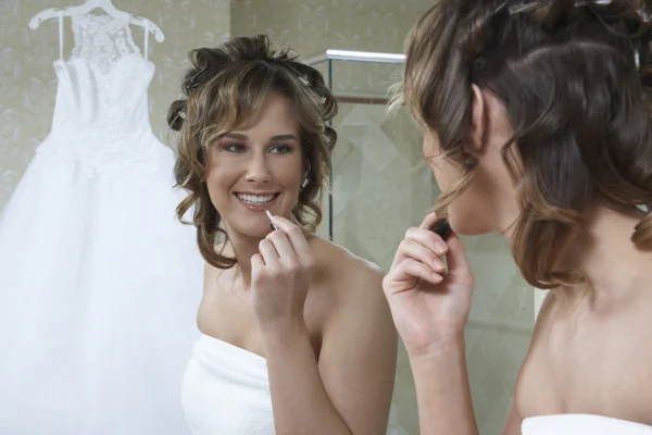 Braut trägt Lippenstift auf — Stockfoto