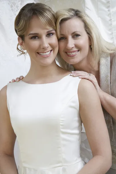 Feliz novia con madre — Foto de Stock