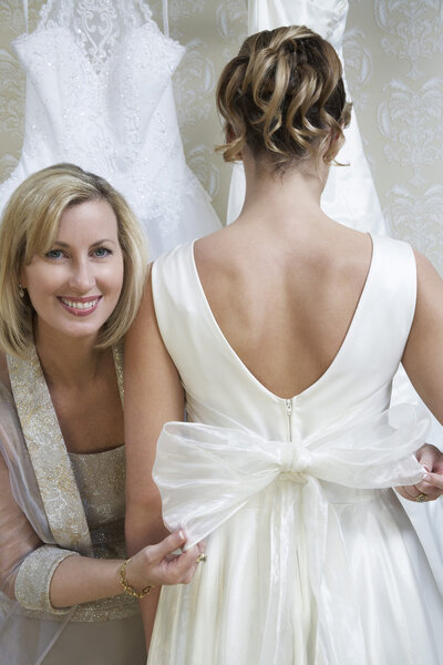 Мать помогает дочери одеваться
