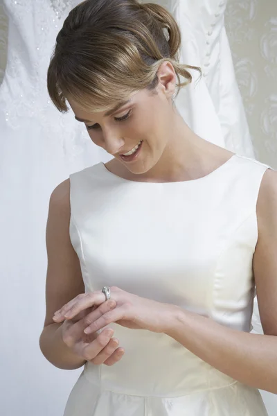 Novia mirando anillo de boda — Foto de Stock