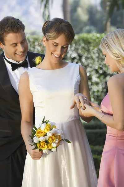 Sposa mostrando anello a suo amico — Foto Stock