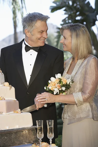 Pareja corte pastel juntos — Foto de Stock