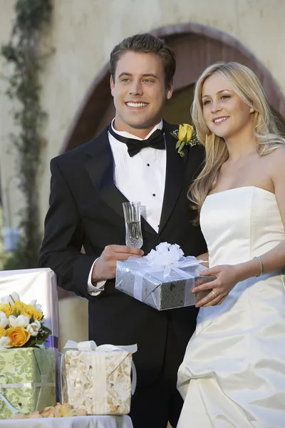 Couple With Wedding Presents — Stock Photo, Image