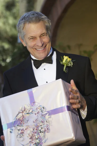 Senior Man Holding Present — Stock Photo, Image