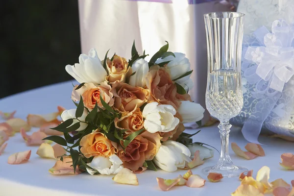 Bouquet con flauta de champán y regalos — Foto de Stock