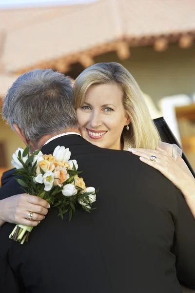 Mulher feliz abraçando o homem — Fotografia de Stock