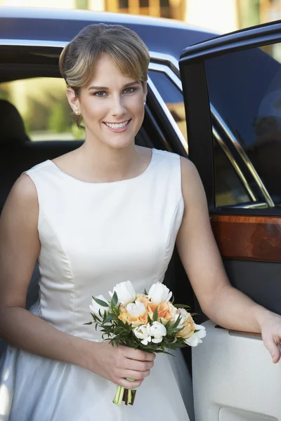 Bride Getting Down From Car — Stock Photo, Image