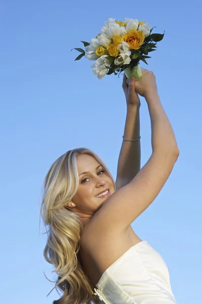 Bruden att höja bukett rosor — Stockfoto