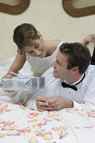 Braut macht ihrem Mann ein Geschenk — Stockfoto