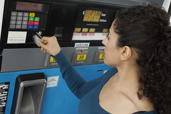 Donna che utilizza carta di credito per pagare la benzina — Foto Stock