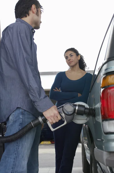 Par pumpa gas in i bil — Stockfoto