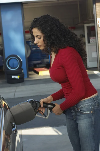 Mujer bombeando gas en el coche — Foto de Stock