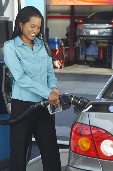 Geschäftsfrau betankt Auto — Stockfoto